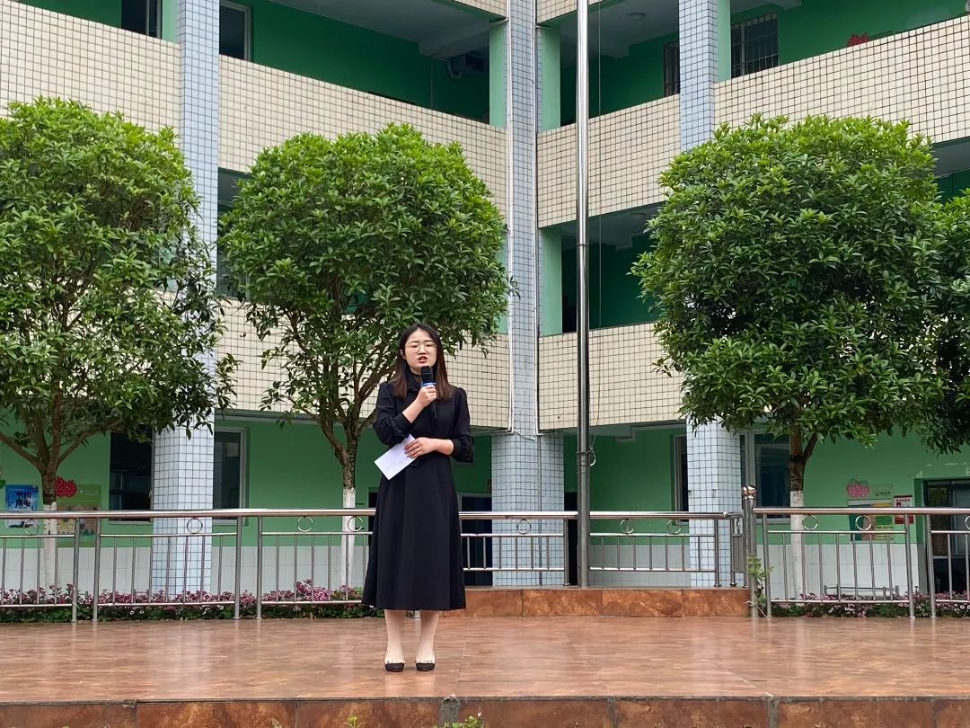 四川天府新区永兴小学举行“美好生活 劳动创造”主题升旗仪式