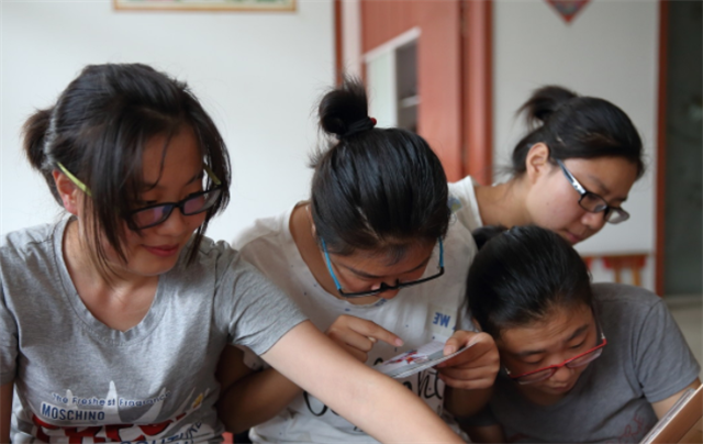 2017年山东农村四胞胎姐妹花同时考上大学，父母给他们买了部手机