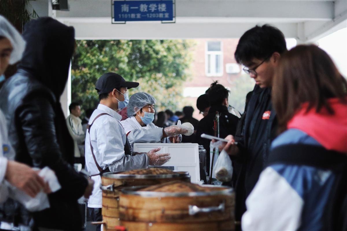 高校开设临时食堂，为师生提供暖心服务