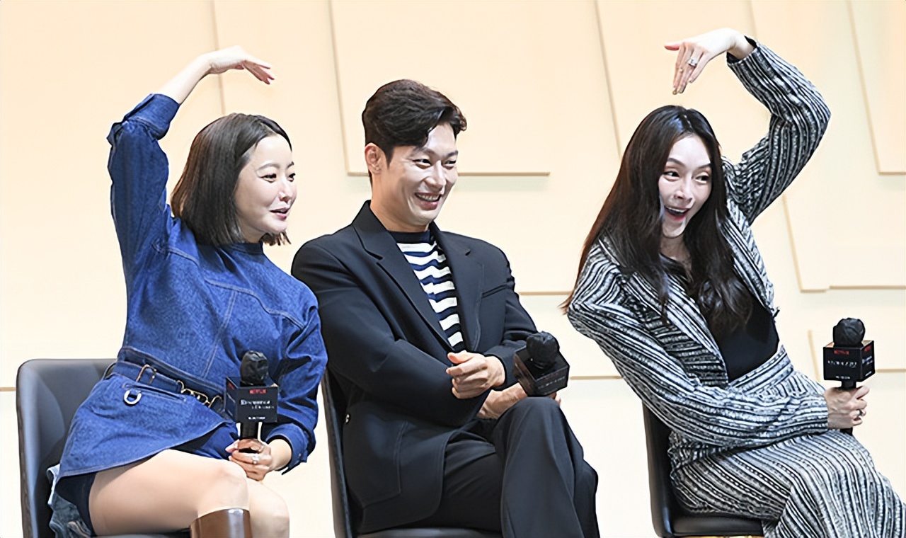 演员金喜善出席《黑色的新娘》制作发布会