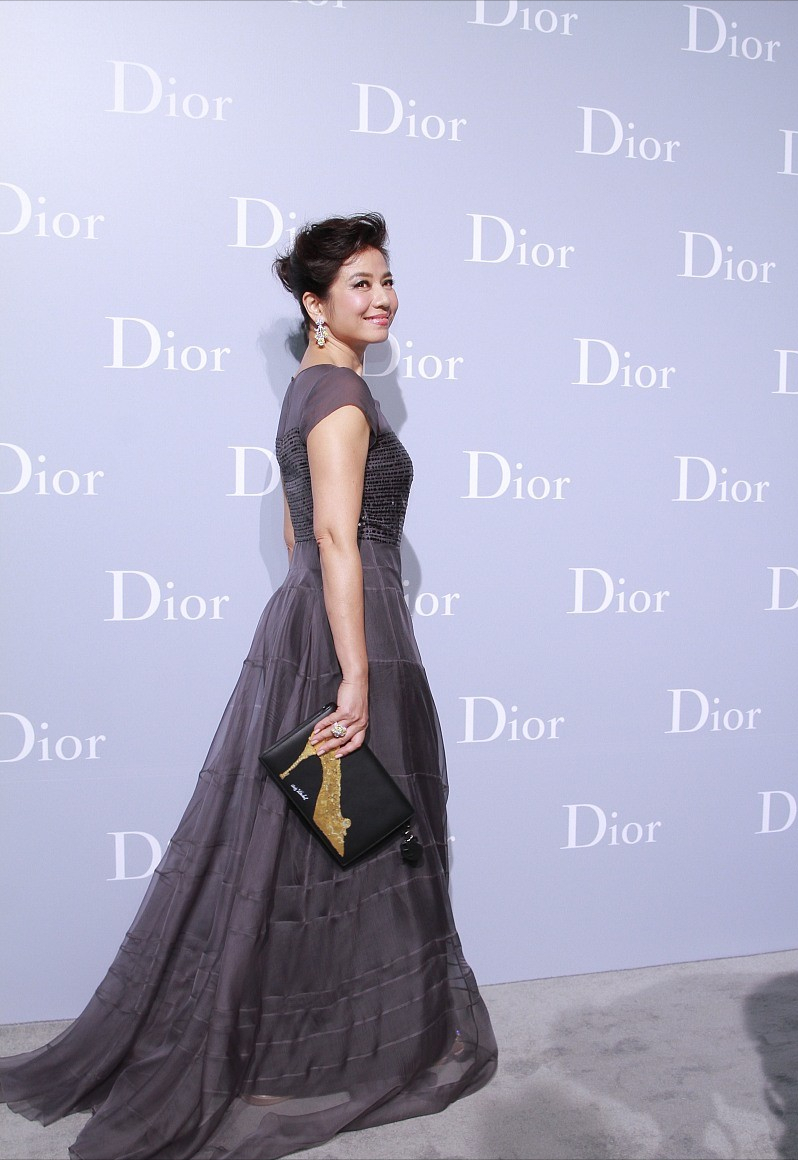 钟楚红穿礼裙偏爱亮的,颜色不扎眼却挺高调,没点底蕴穿不出效果