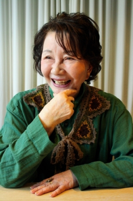 大岛敏江是幸子的养母,她贤惠善良,为了替身患绝症的女儿幸子祈求神灵