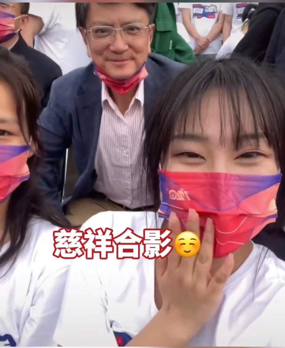 女大学生偷拍郑强教授，强哥却随身掏出梳子，注重细节的男人好帅