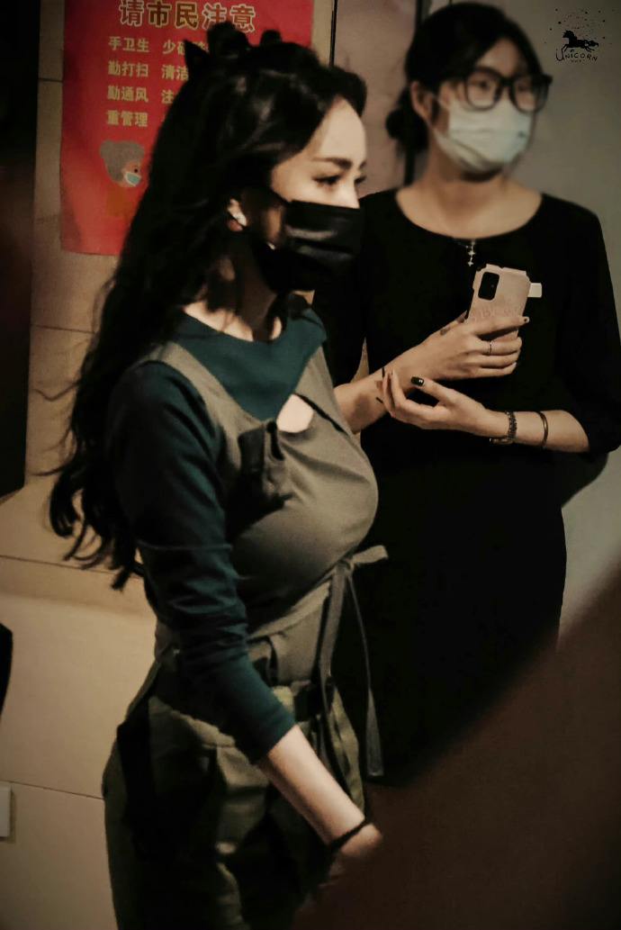 杨幂录制《密室大逃脱》伤情如何?爸爸杨晓林回应女儿伤势、报平安