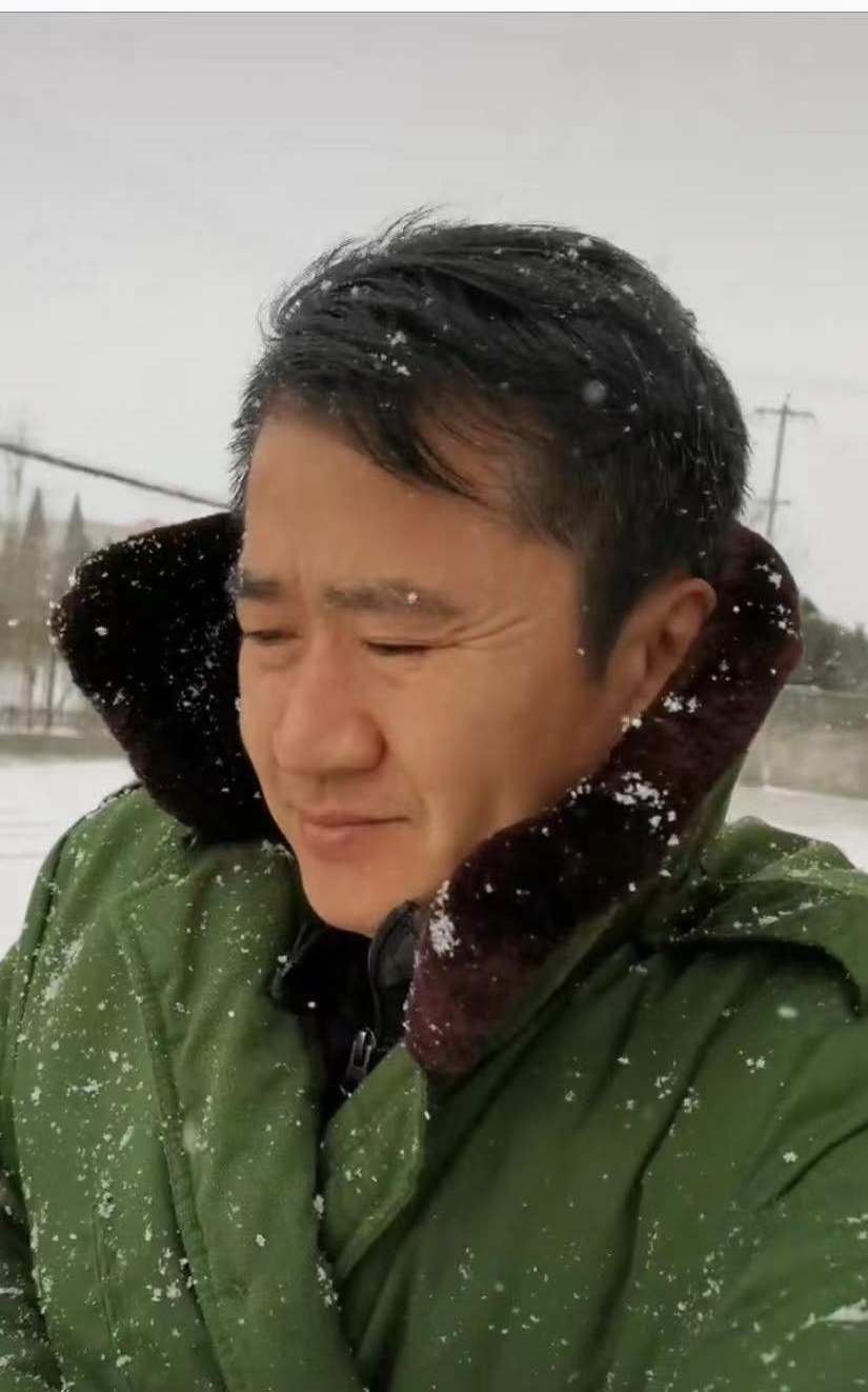 戏骨李嘉明雪地思念亡父母，感叹没了他们活着为啥，表情触动人心