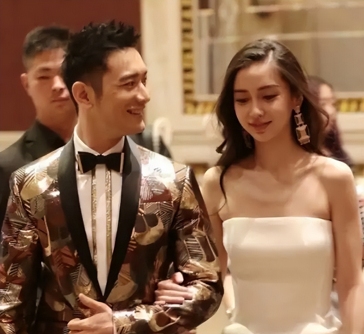 杨颖离婚后首次出现在荧幕，脸颊消瘦眼睛红肿，哽咽坦言尝试挽留