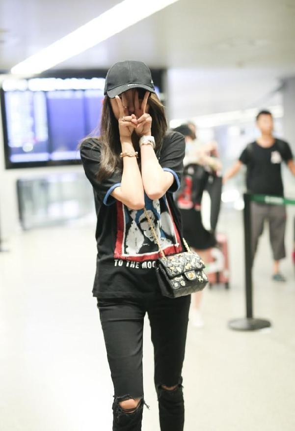 关晓彤穿得越普通越好看，简简单单的短袖，比礼服还适合她