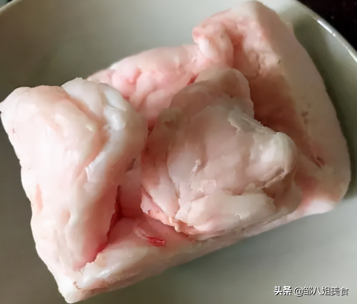 熬猪油不要用油熬，多放三个料，猪油更香浓，用它做啥都好吃