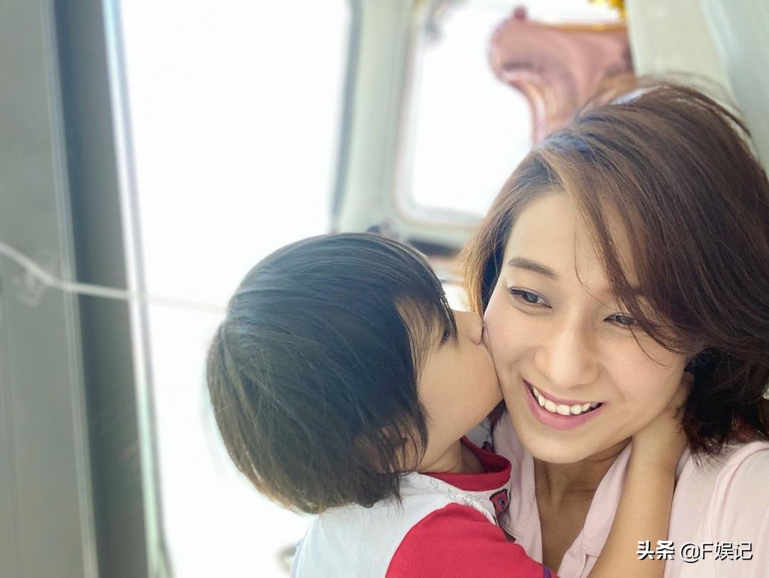 竞争视后？钟嘉欣有儿子相陪返港很开心 儿子亲吻其脸颊显甜蜜