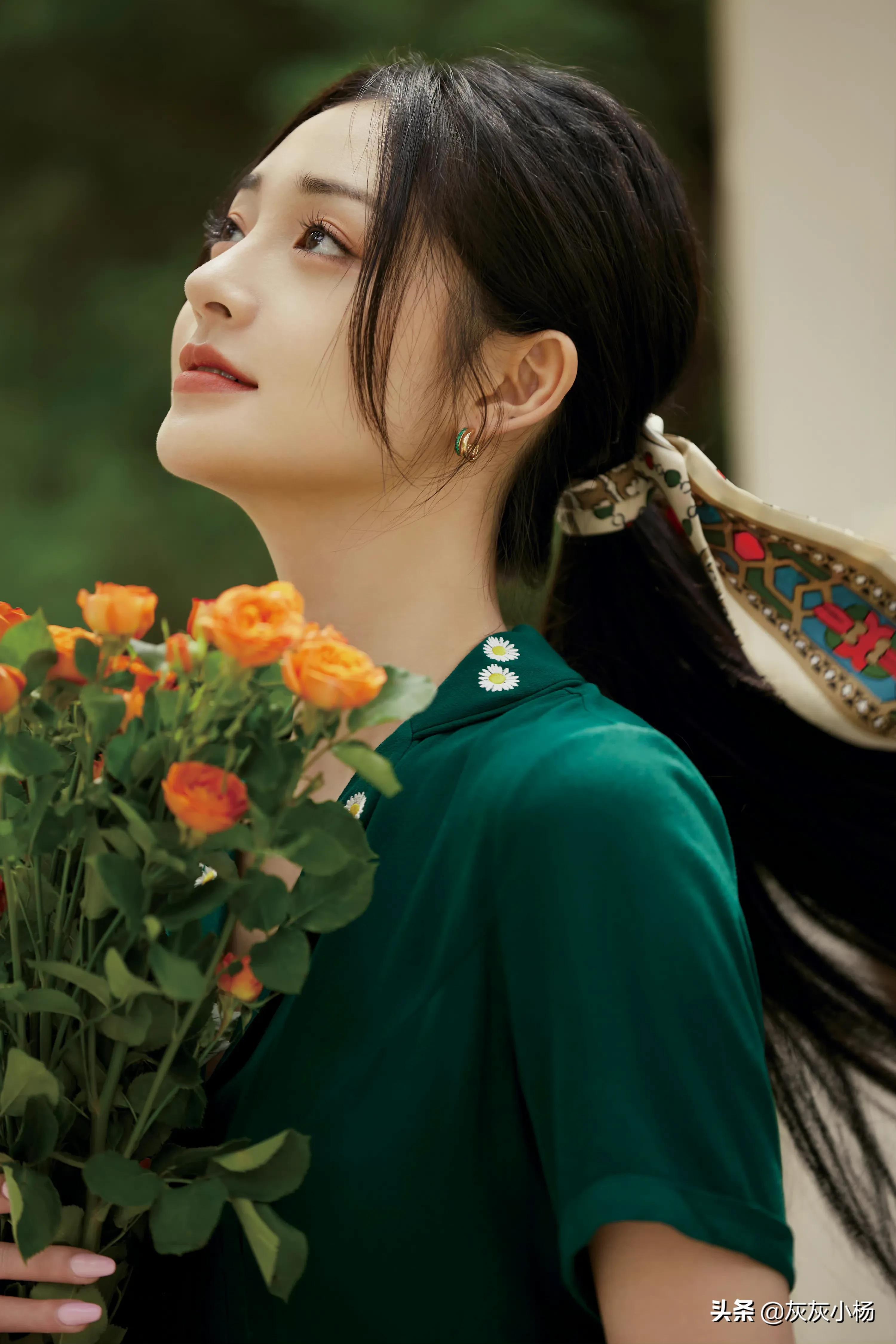 周洁琼，V领绿色长裙