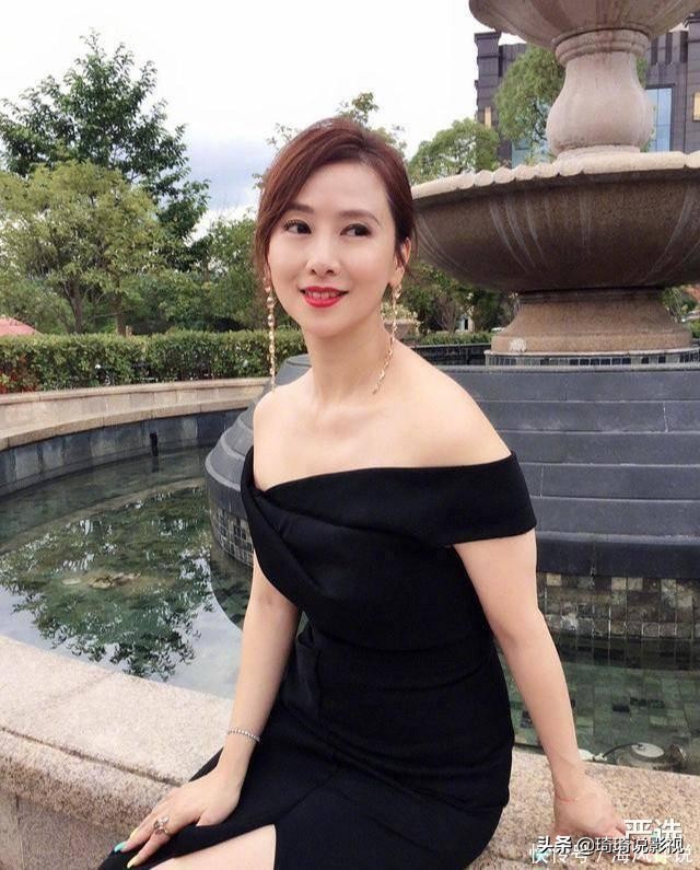 52岁翁虹近照，与30岁的古力娜扎合影，犹如一个青春少女