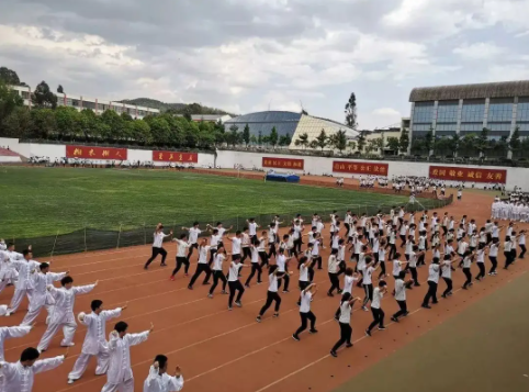 最怕空气突然安静，大学体育课两男生一组跳舞，网友：敢不敢对视