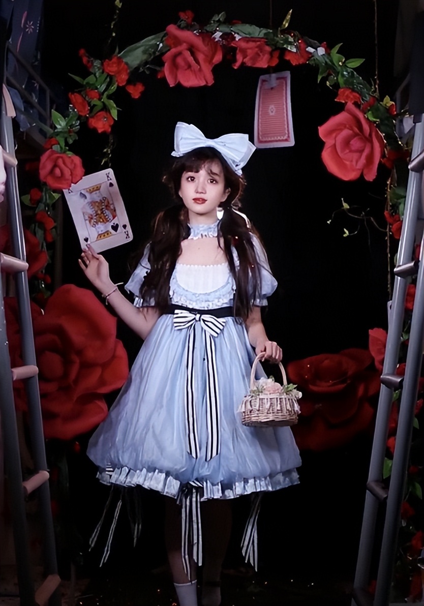 南京一高校女寝团队，制作“寝室大片”火了，网友：果然是大制作