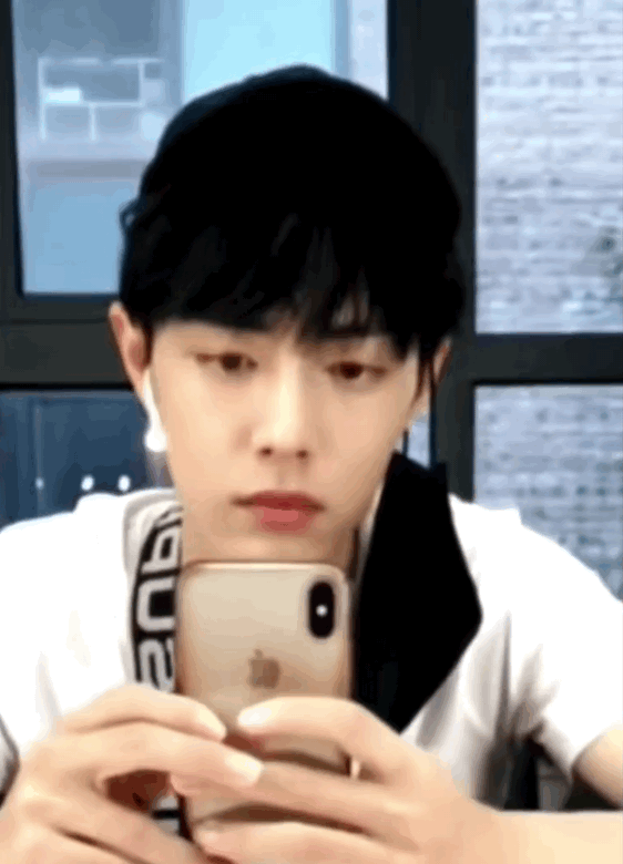 桃桃的一组生图,肖战的眼睛真好看,灵气逼人鲜花与少年绝配