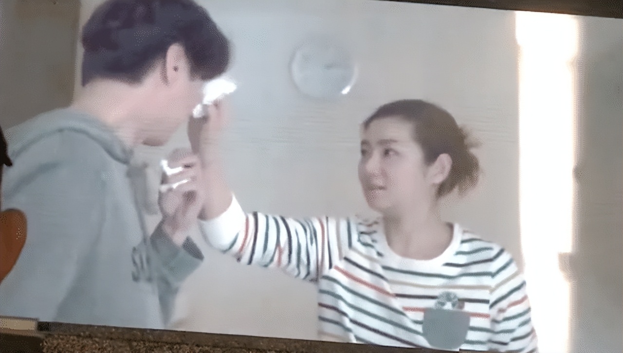 Ella为儿子庆祝5岁生日，亲吻孩子母爱爆棚，劲宝比心画风喜感