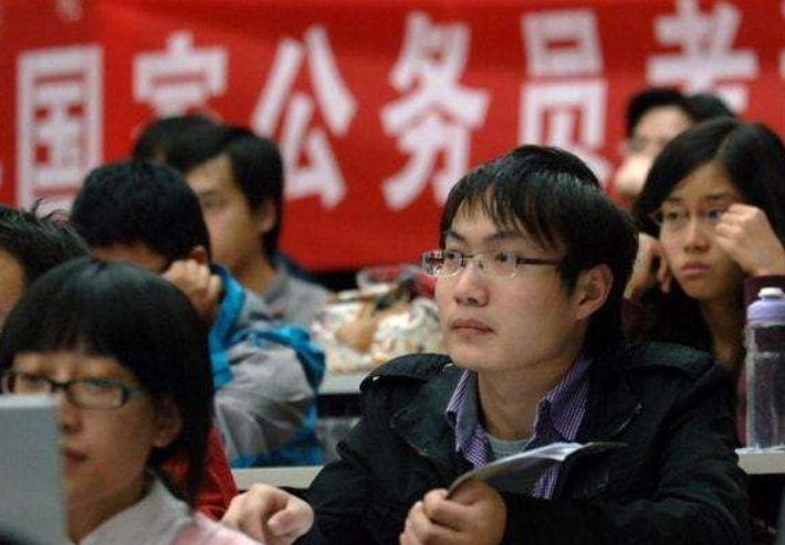 “大学辅导员”成研究生首选，比公务员更受青睐，其中原因很现实