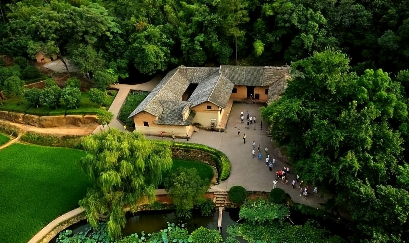 1961年刘少奇参观毛主席故居，看到门匾后严肃道：这个字需要改