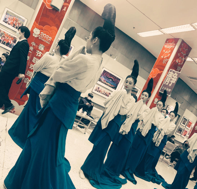 河南90后女生因“青绿腰”火了，一舞出经典，让人过目难忘