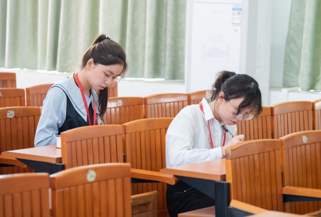 某大学小情侣操场“秀恩爱”，搂抱亲吻，引得上百名同学观看