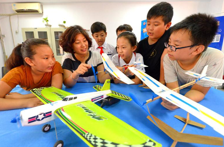 高中生“黑板报”走红，赤壁图画得栩栩如生，临摹得很形象