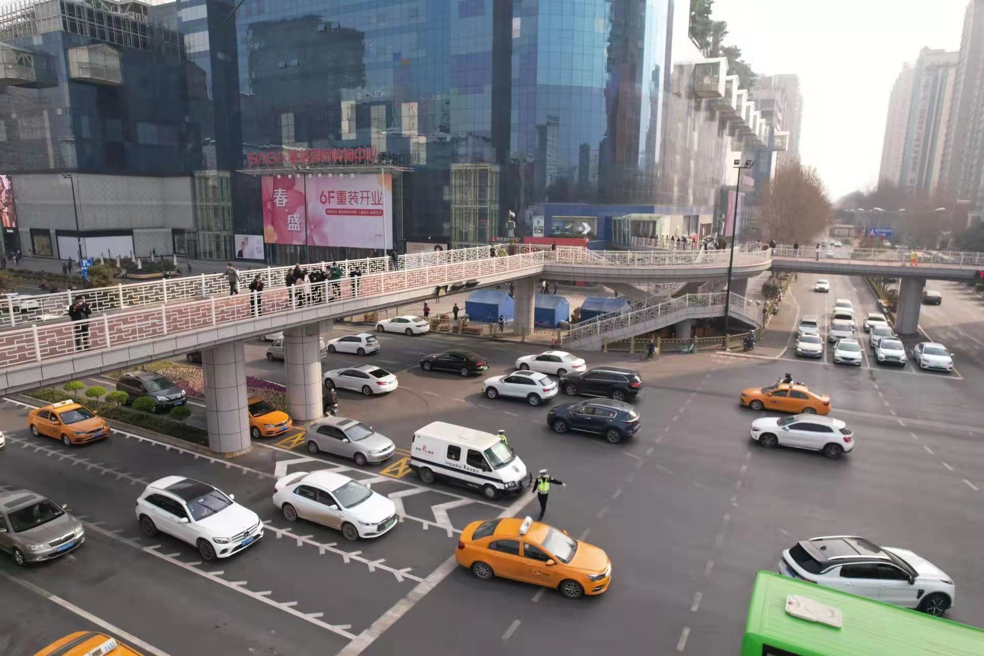 小寨十字首次实现多车“并联掉头”，通行率可提升10%以上