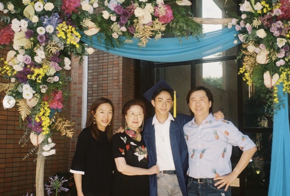 庾澄庆首晒儿子高清正脸，为哈利庆祝20岁生日，父子互动好温馨