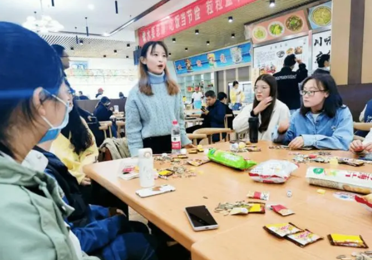 大学里“严重饱和”的4个专业，直接就业压力大，考研更“卷”