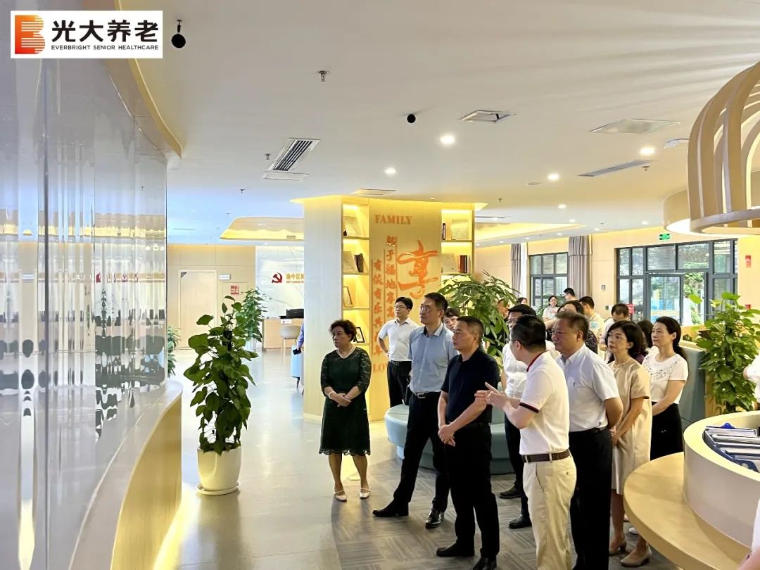 重庆市政协党组成员、副主席徐代银一行莅临伟德国际1946bv官网解放碑项目
