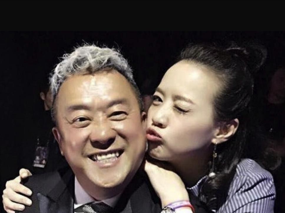 父亲是歪瓜裂枣，女儿却貌美如花？这10位星二代的长相好奇妙