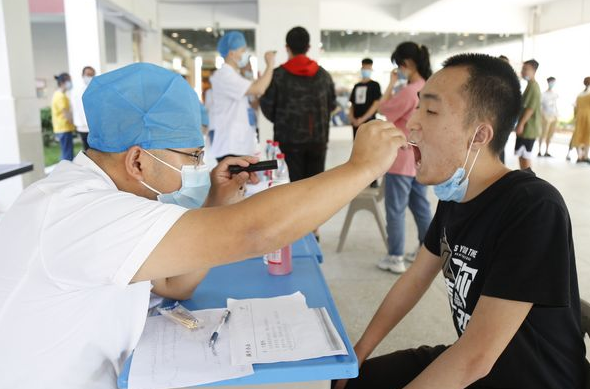 学生担心高考体检需要全部脱光，尴尬得想逃跑，医生乐了：想太多