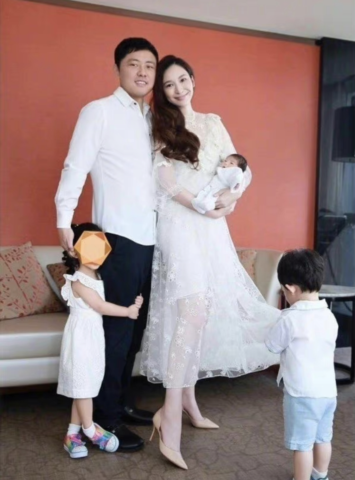 新剧遭换角、高龄拼四胎、肚皮都是针眼...女星怀孕各有各的心酸