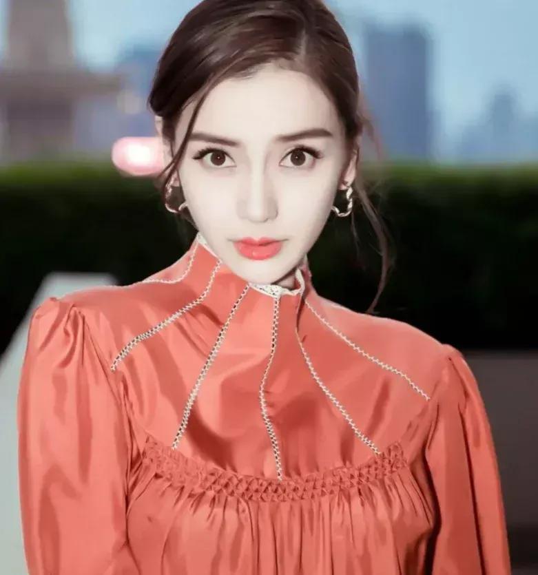 赵丽颖和baby同一件衣服不同风格