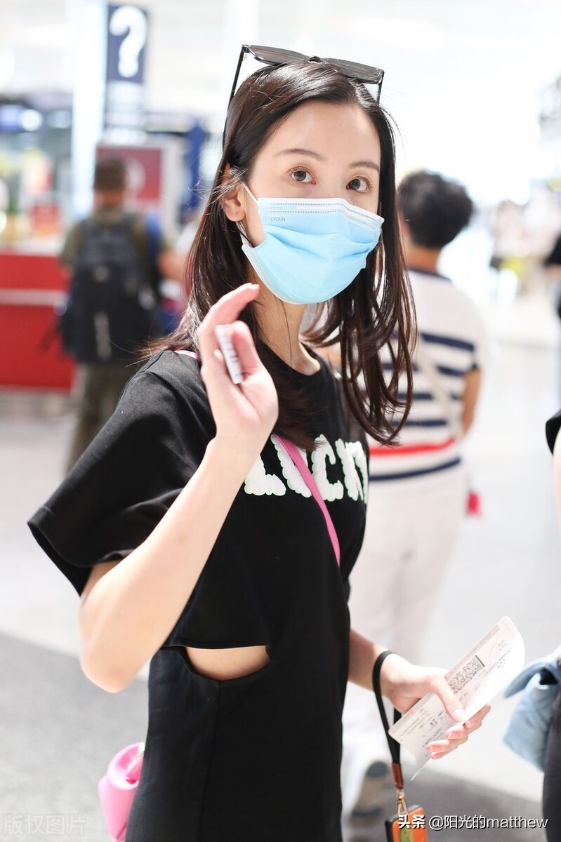 街拍：陈都灵黑色字母T恤裙+粉色手袋甜美可爱