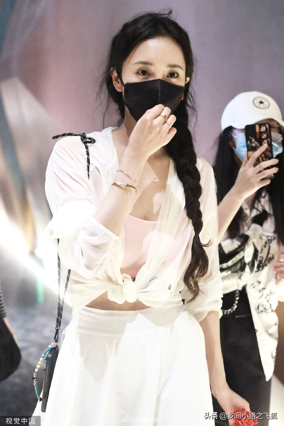 王紫璇前往录制《乘风破浪》笑眼弯弯亲切可人