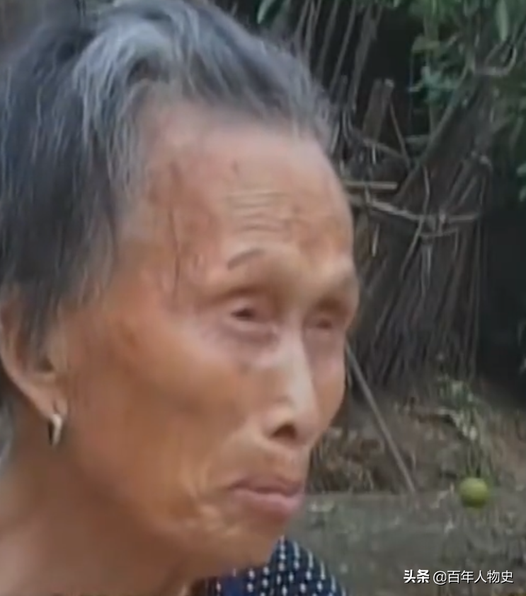 湖南83岁失明老妇住猪圈，4个子女不管不顾，儿子：住猪圈挺好的