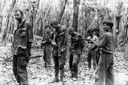 被越军俘虏的美军会有多惨？被太阳暴晒、当活靶子练射击，战争片