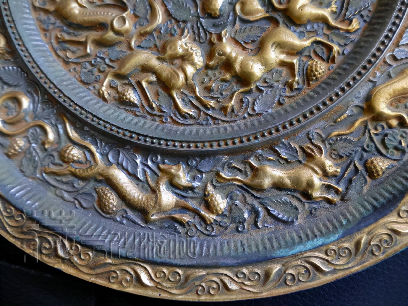 珍罕的《唐十二生肖葡萄兽纹鎏金透光铜镜》鉴赏