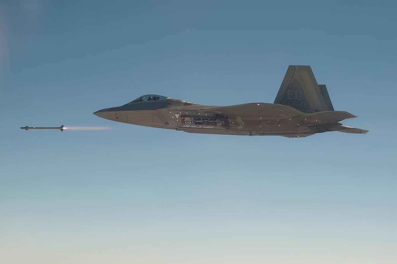 “猛禽”再进化！美国空军即将完成F-22升级，作战能力大幅提高