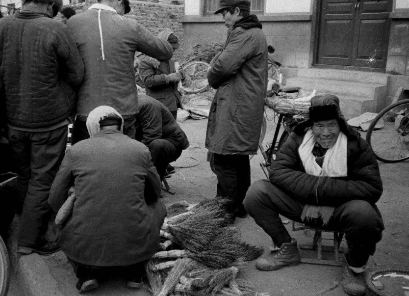 2005年独臂父亲参加家长会被笑话，校长发现父亲是救命恩人后下跪