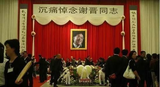 谢晋：4个子女3个低智，唯一正常的孩子患癌离世，一生比黄连还苦