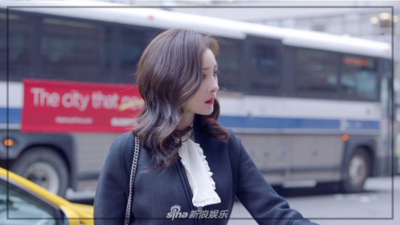 杨幂轻熟女风装扮 尽显时尚精致穿搭