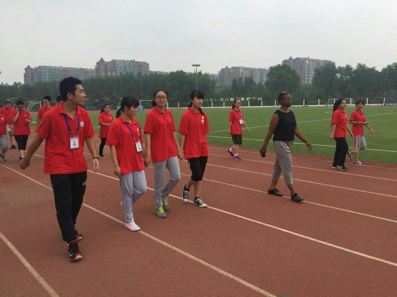 “要是没编制我就辞职了”，老师没课时在操场散步，却被校长制止