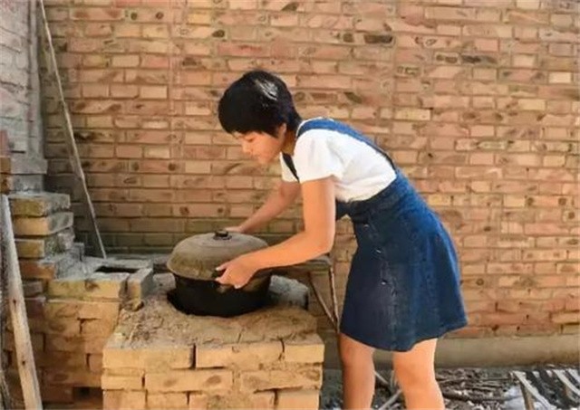 4年前707分上北大，拿到通知书仍在打工的河北女孩，后来准备参军