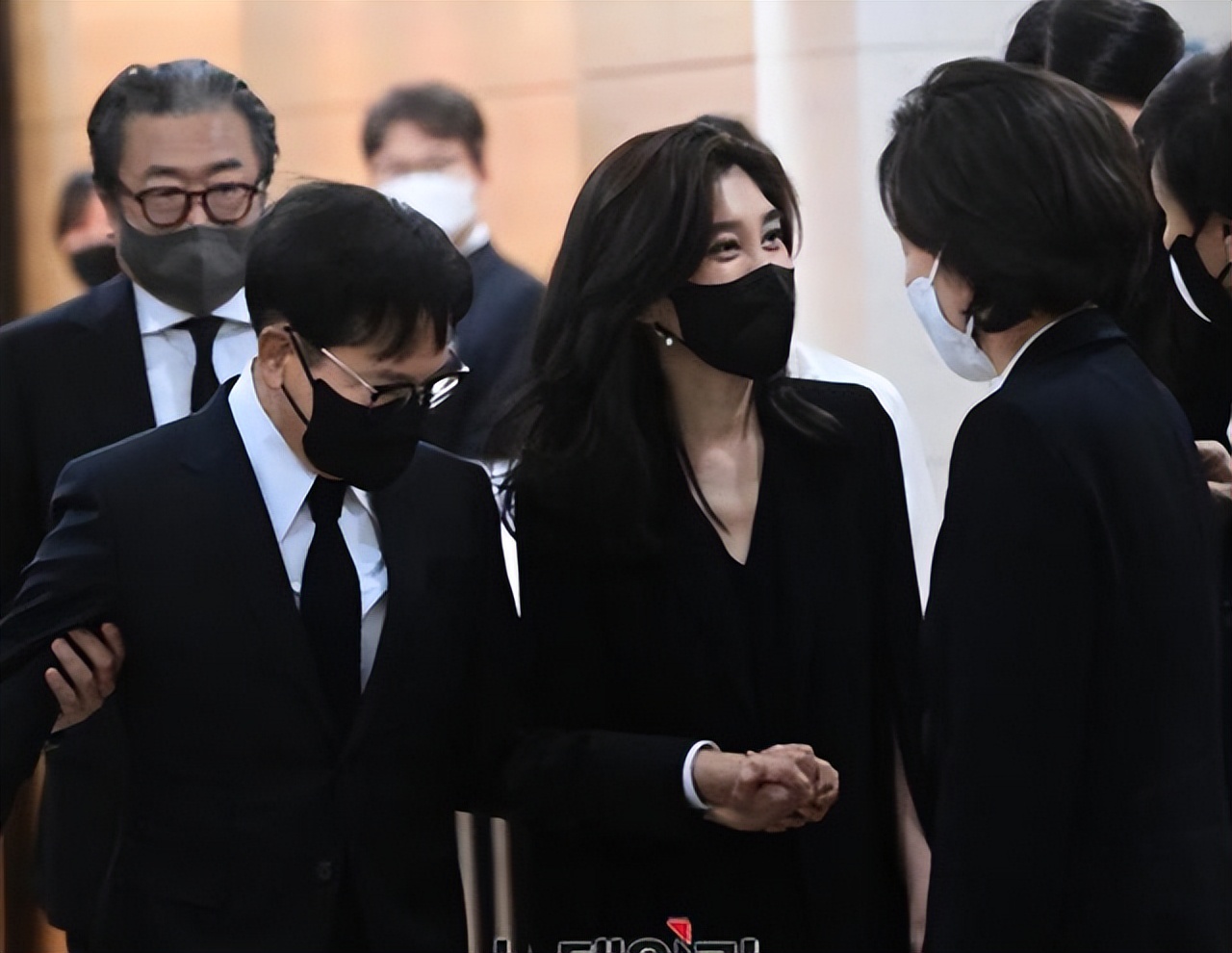 52岁李富真美绝了，戴口罩难掩盛世美颜，现实版“财阀千金”