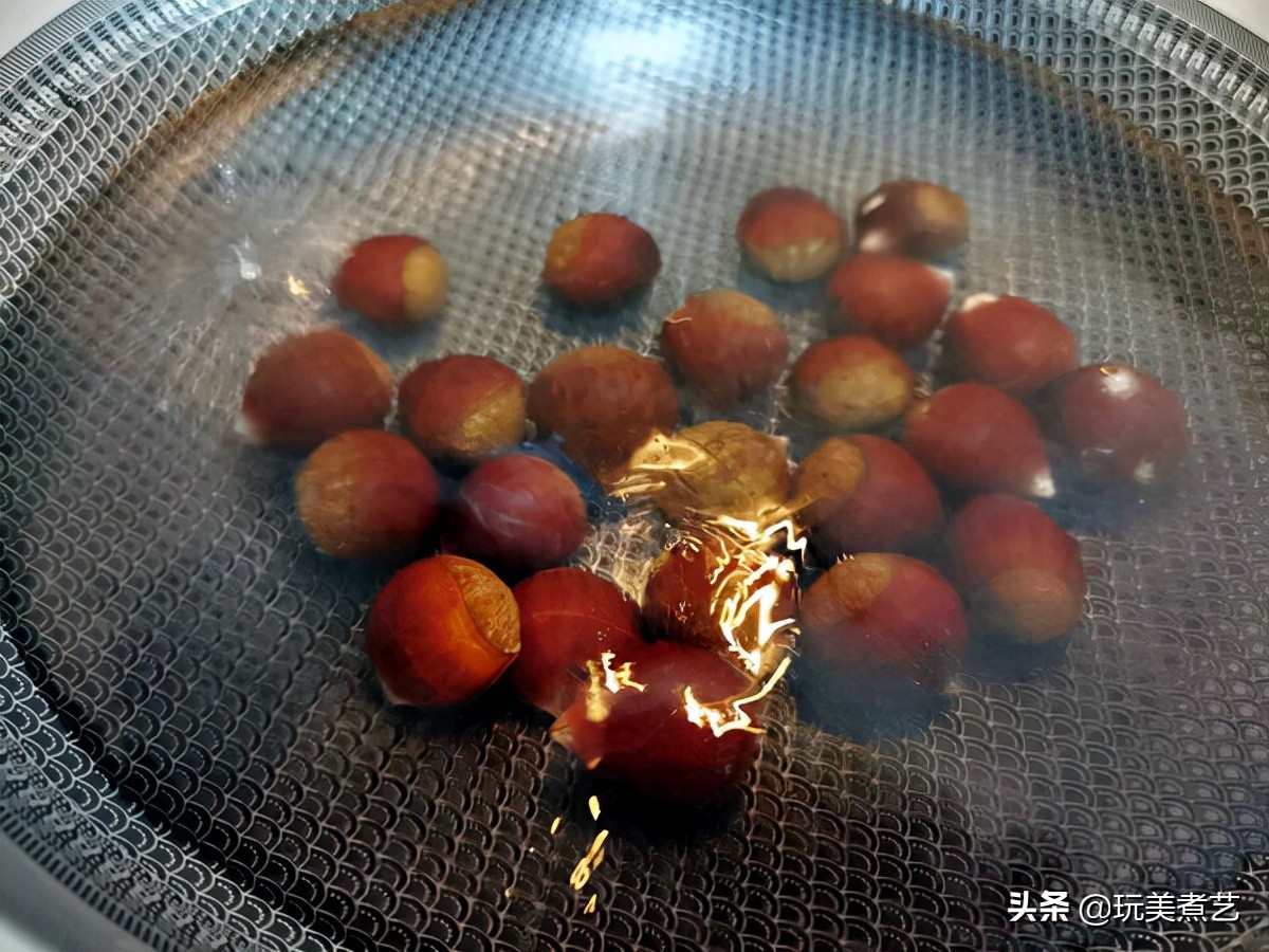 好吃到嗦手指头的南瓜、板栗围绕着排骨，就是香
