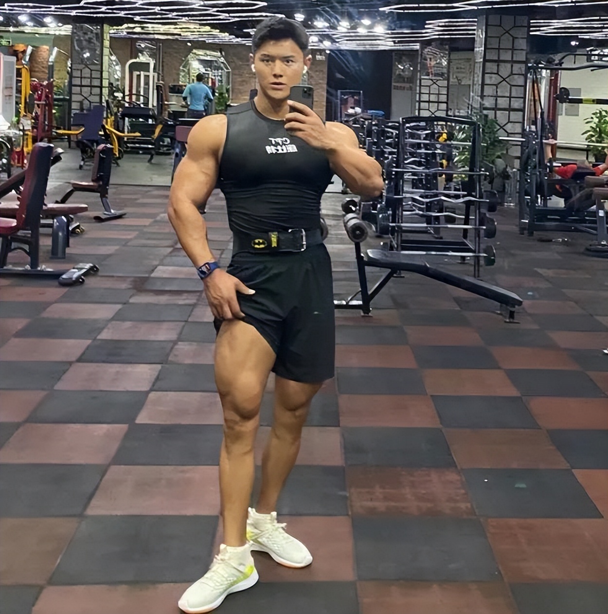 他拥有一身健硕的肌肉，却因撞脸鹿晗走红，网友：身材真好