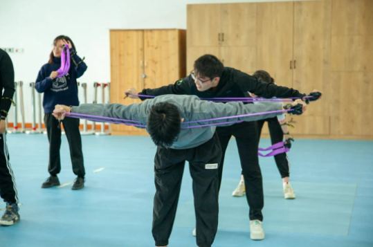 最怕空气突然安静，大学体育课两男生一组跳舞，网友：敢不敢对视