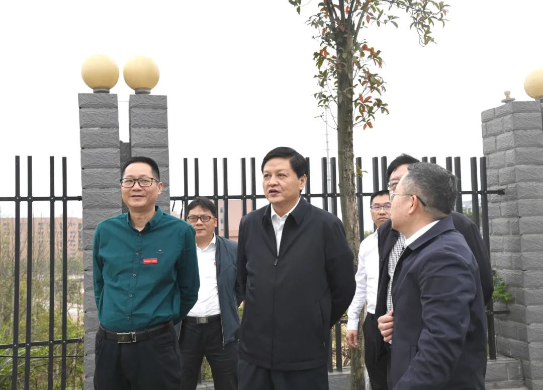 李万千在怀化师范高等专科学校调研时指出 坚持学生主体地位教师主导作用 在正确办学方向中推动学校发展
