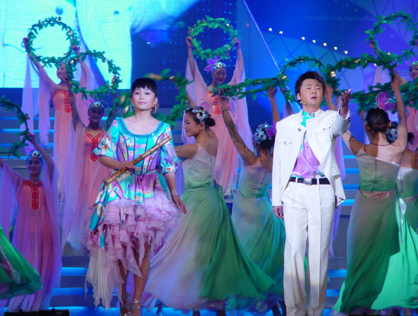 冯晓泉又用同样的方式陆续推出了《中华民谣》,《霸王别姬》等代表