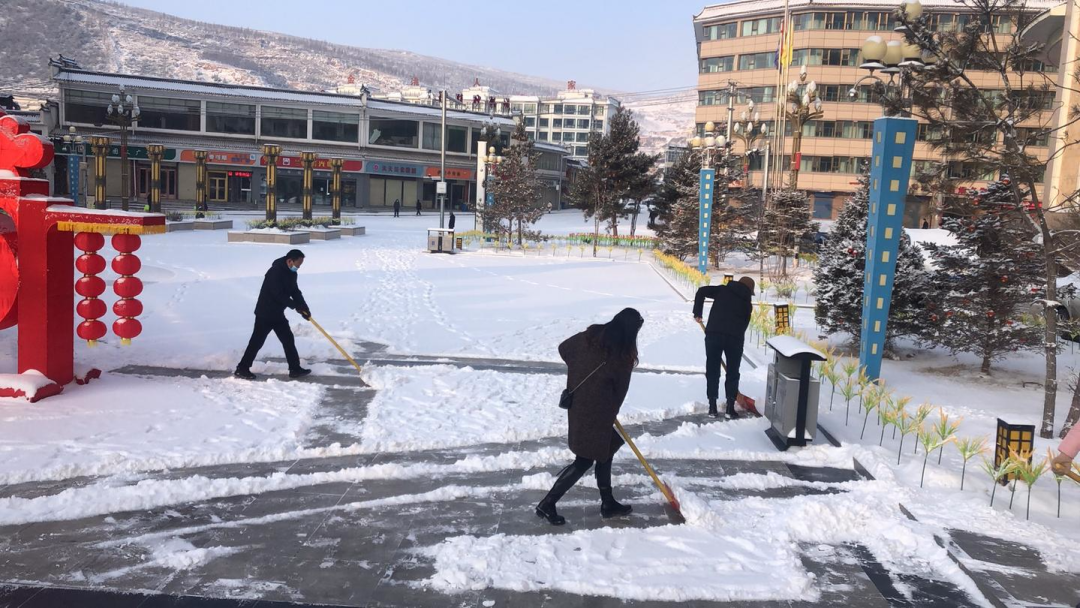 “浴雪”奋战！临潭县组织干部群众清扫降雪